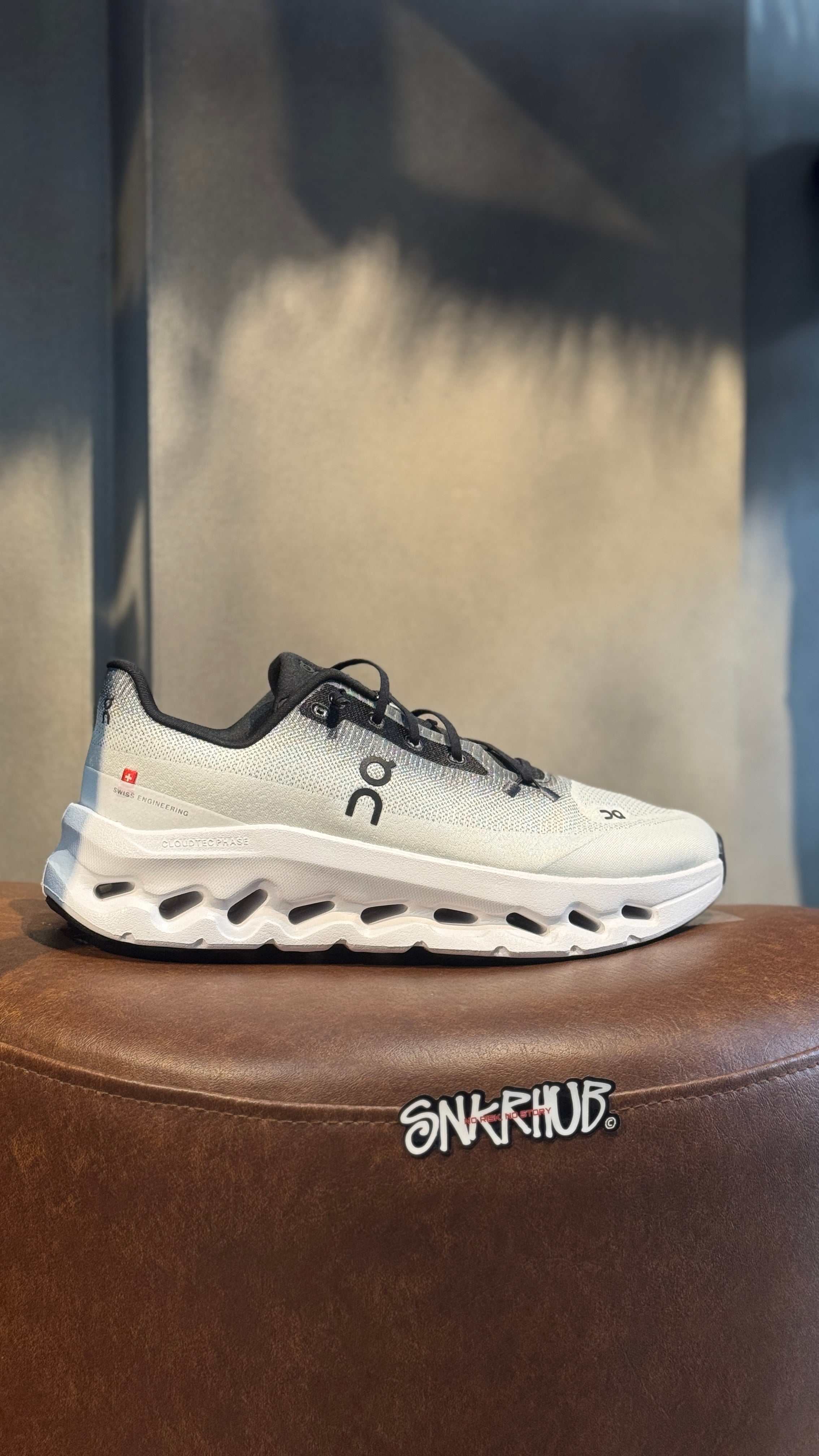 On Cloud tilt "Black/Ivory