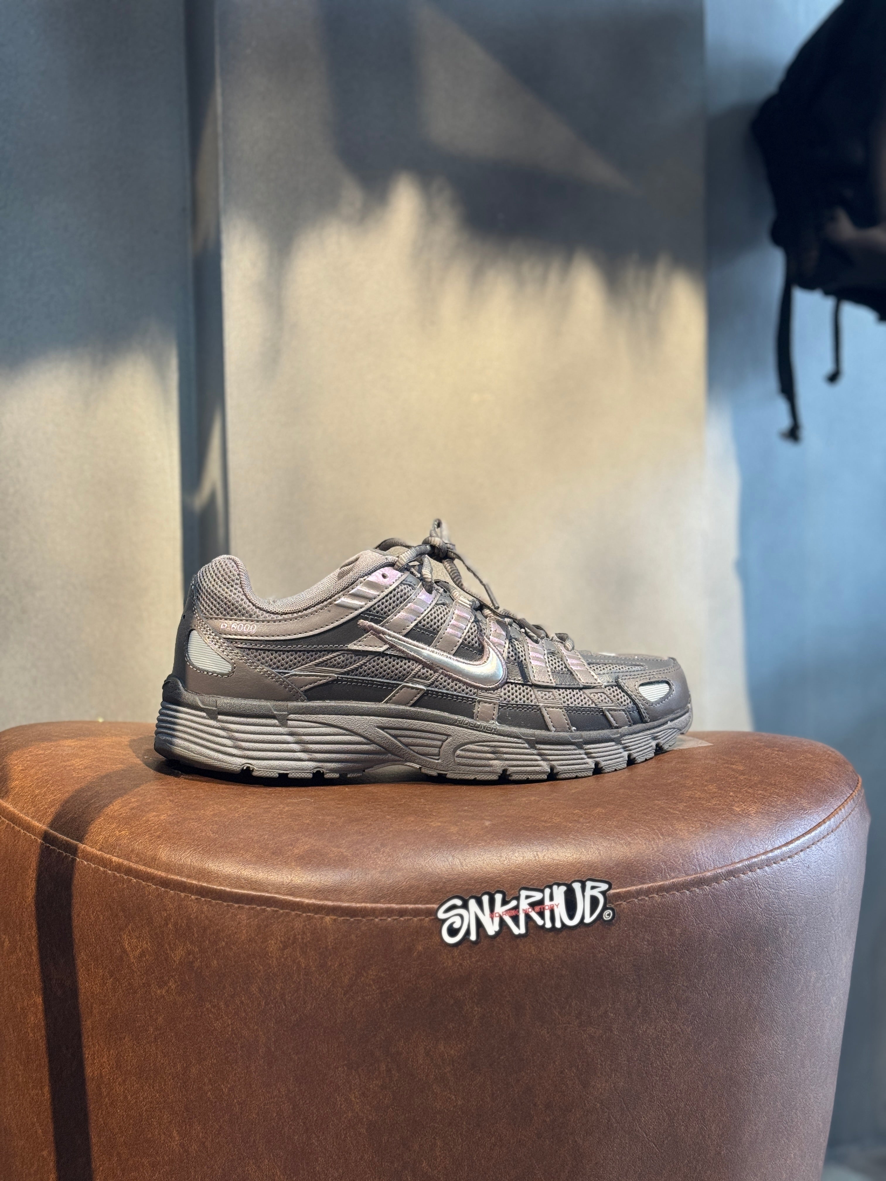 P-6000 Cave stone metallic silver